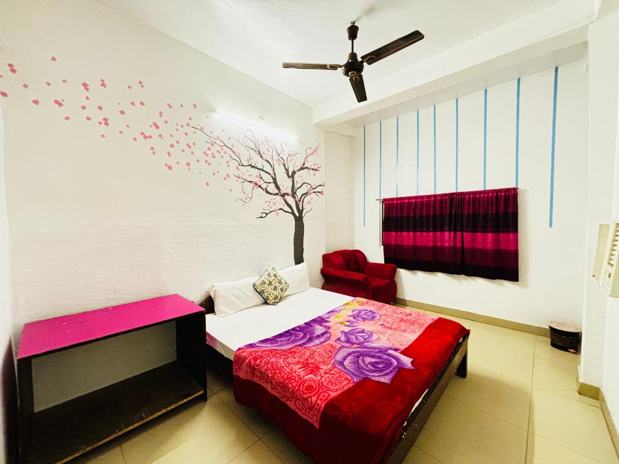 Madsquad Varanasi - Dorms & Rooms Exterior photo